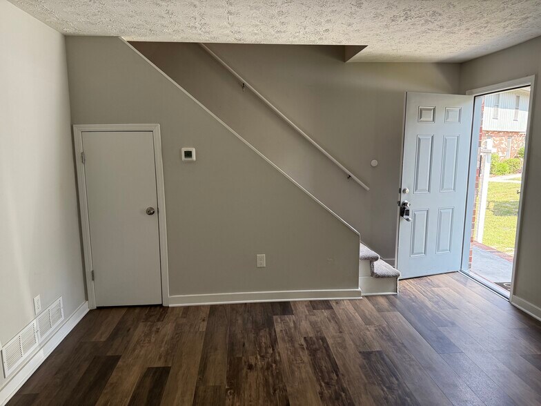 Living area - 1071 Oakland Ave SE