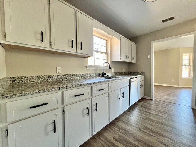 Building Photo - COMING MID-MAY 2026! (Pet Friendly)