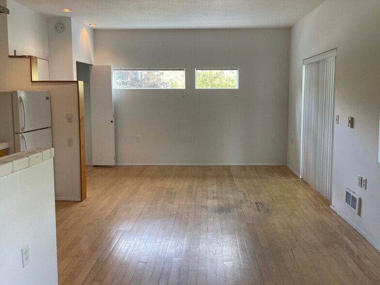 Building Photo - 1501 E Spring St