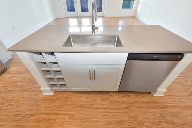 Building Photo - 101 S Tryon St