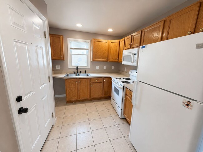 Building Photo - 739 Harriet St