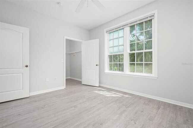 Building Photo - 4126 Central Sarasota Pkwy