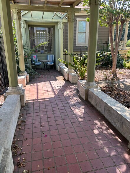 Building Photo - 437 W Magnolia Ave