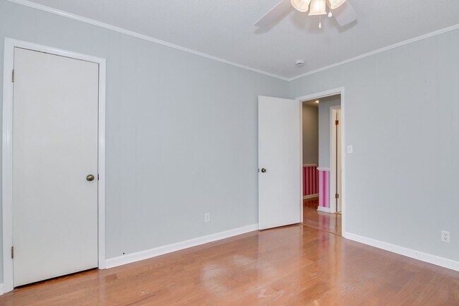 Building Photo - Great Location 4 Bedroom