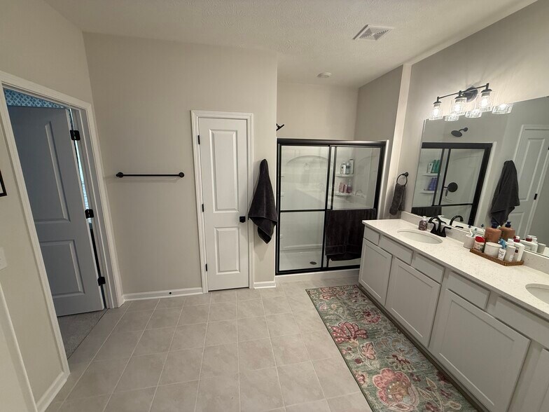Building Photo - 12019 Gia Ct