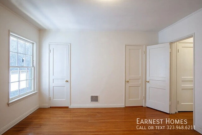 Building Photo - 127 N Doheny Dr
