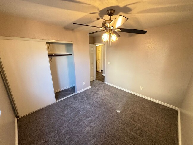 Building Photo - Gorgeous 2Bed/2Bath Condo located just out...