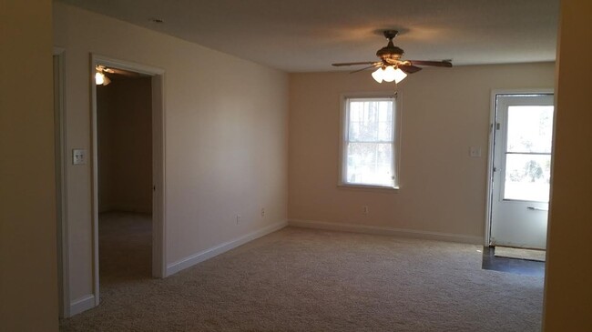 Building Photo - Available Now! Desirable 2 bed 2 bath dupl...