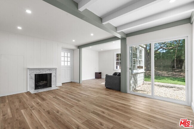 Building Photo - 926 N Alpine Dr