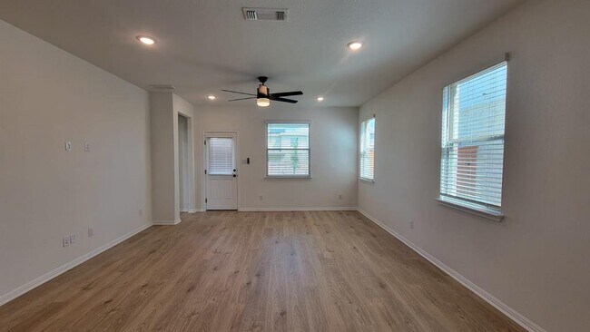 Building Photo - 148 White Horses Dr