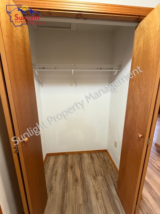 Building Photo - Spacious 3 Bed / 1.5 Bath Home with Garage & Off-Street Parking