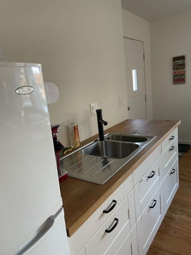 Building Photo - 4 bed/3bath-University Elementary School/I...