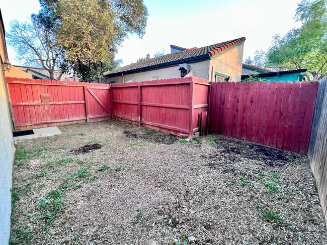 Building Photo - $1,595 Shields & Fowler, 3 Bedroom - E. Shields Ave #118, Fresno / Gated Community