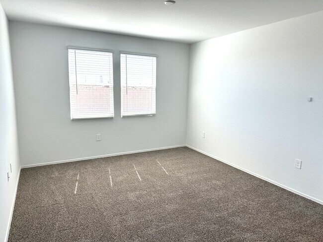 Building Photo - Gorgeous NEWER 4 bedroom 2 bath home in Carlton
