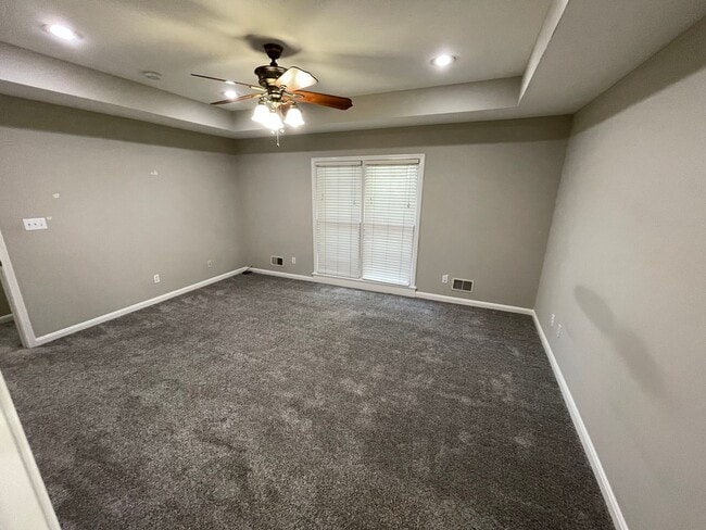 Building Photo - Exclusive Shelbyville Condo For Rent