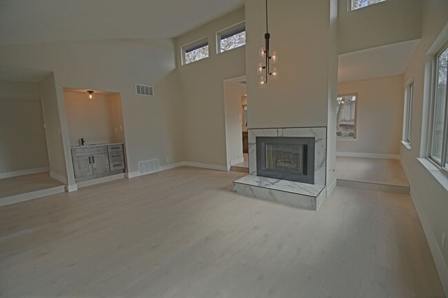 Building Photo - Newly UPDATED 3BD/2BA Available NOW!