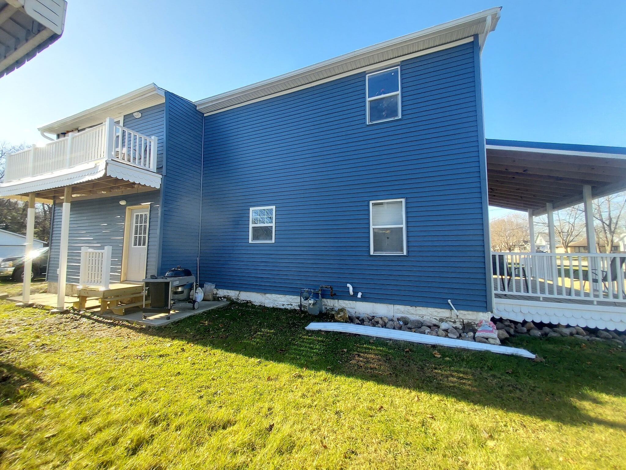 Side yard area for grilling and friends. - 615 Lawn Dr