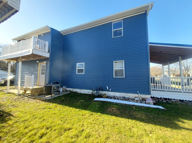 Side yard area for grilling and friends. - 615 Lawn Dr