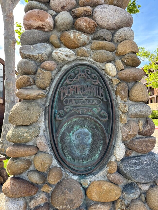 Building Photo - 8860 Villa La Jolla Dr