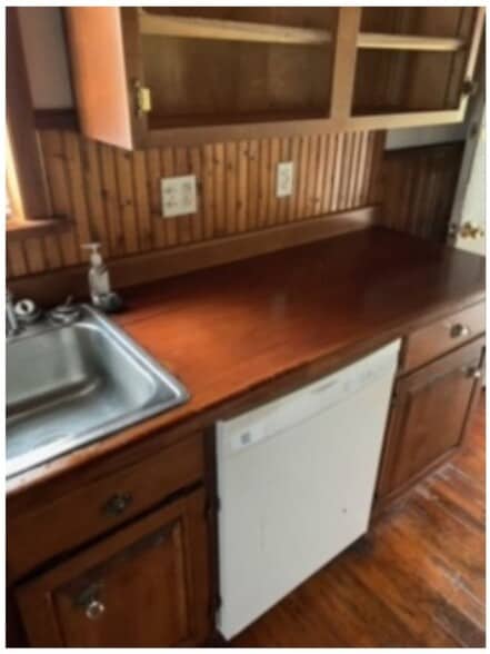 Building Photo - 106 Forest St