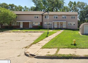 Building Photo - $1100 3 Bed 1 Bath Townhome
