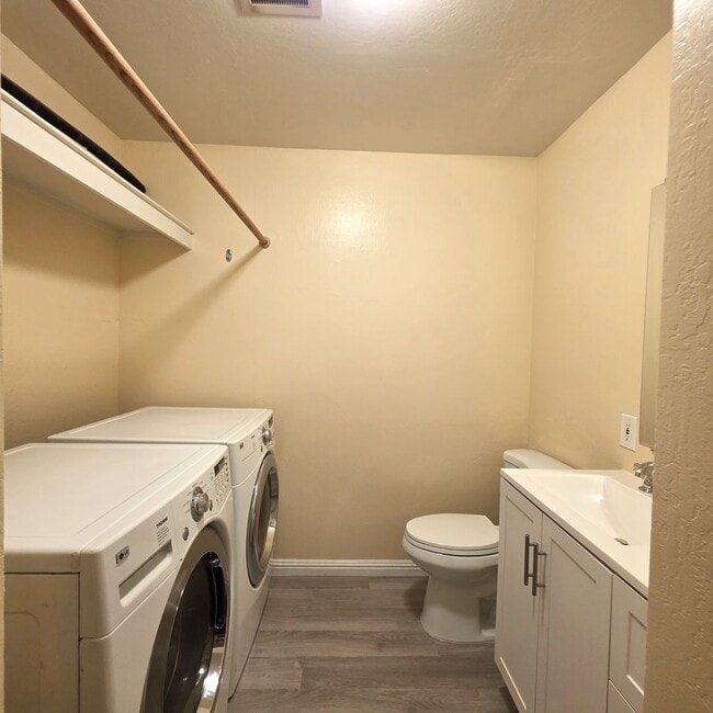 Building Photo - Cute 3BD/1.5BA Townhome with Great Commute location in Danville