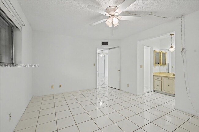 Building Photo - 3501 Inverrary Dr