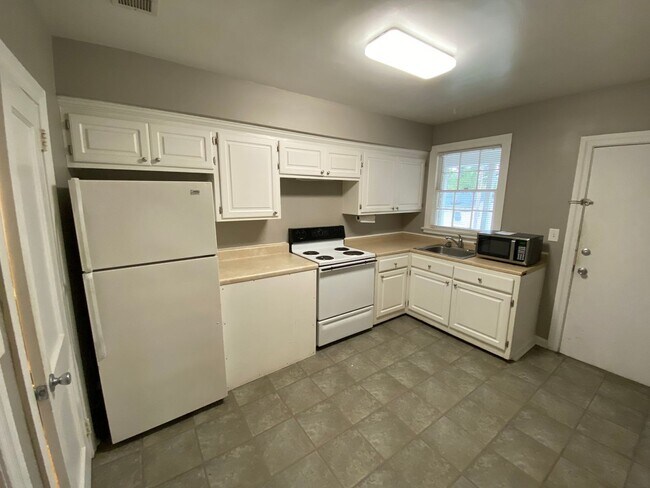 Building Photo - 1306 E Victory Dr