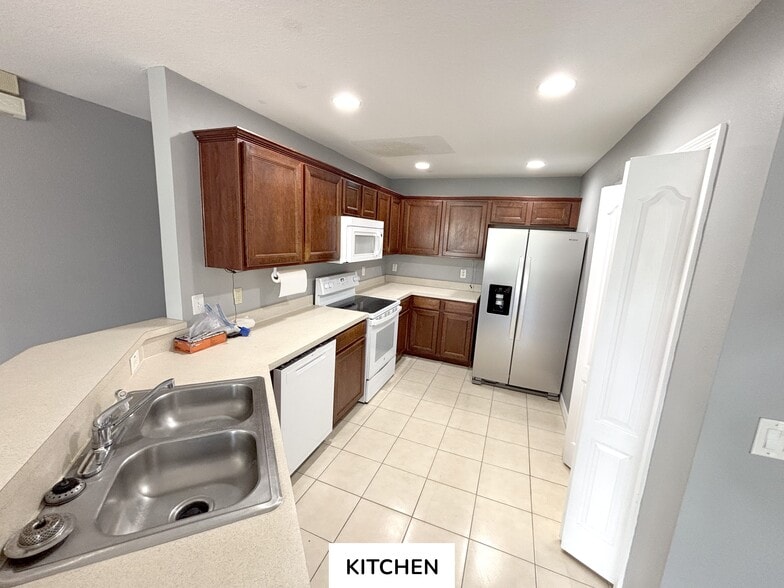 Full kitchen - 4045 Pemberly Pines Cir