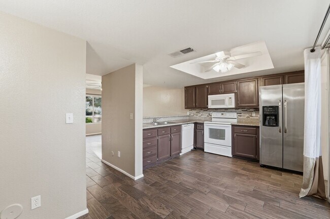 Building Photo - Beautifully maintained 3-bedroom, 2.5-bath Condo in the heart of Phoenix!