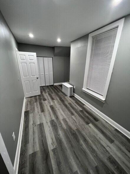 Master bedroom 1 - 3240 W Polk St