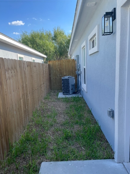 Building Photo - 404 W St Helena Ave