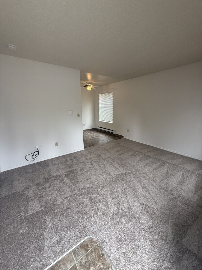 Building Photo - Cozy 1 Bedroom Condo Available For Immedia...