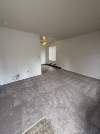 Building Photo - Cozy 1 Bedroom Condo Available For Immedia...