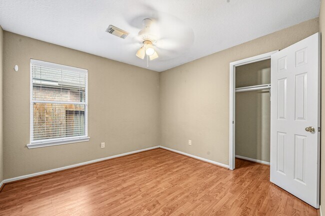 Building Photo - 17935 Rose Hill Park Ln