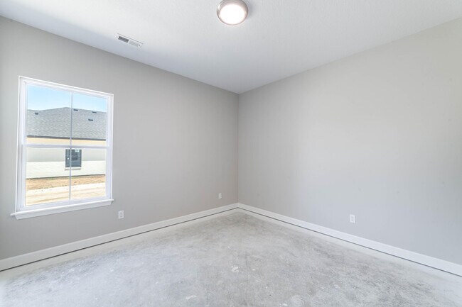 Building Photo - 220 Green Meadows Cir