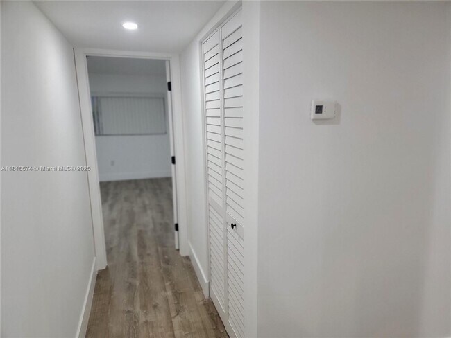 Building Photo - 9371 Fontainebleau Blvd
