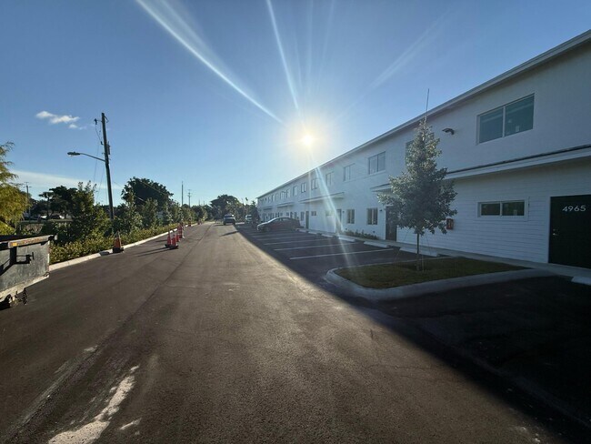 Building Photo - 4955 Serafica Dr