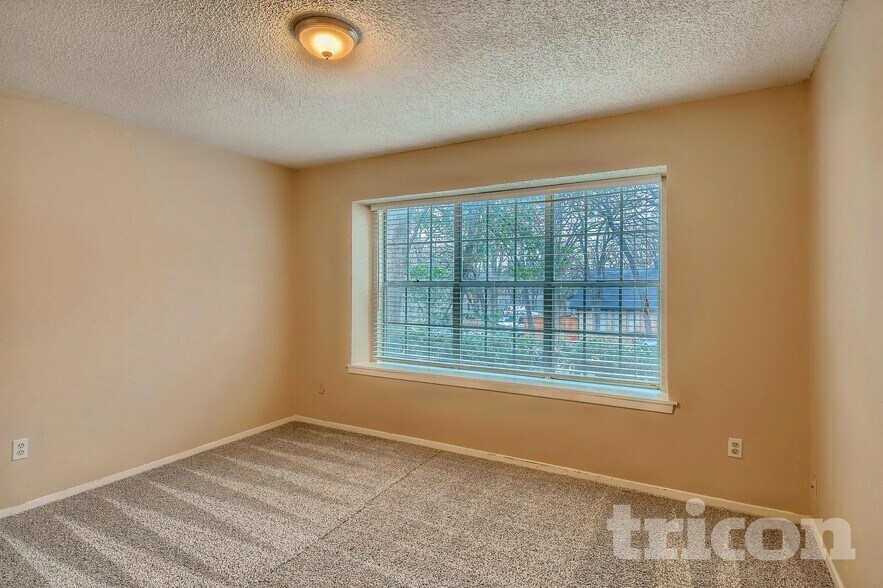 Building Photo - 5808 Thoreau Ln