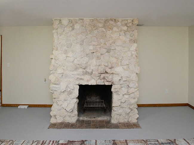 Building Photo - 705 E 9th St