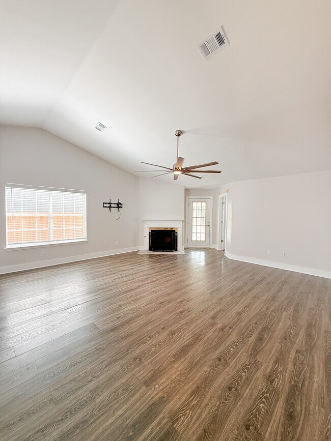 Building Photo - 161 Mirabelle Cir