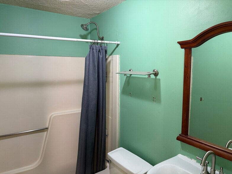 Building Photo - 1225 Bodwell Rd