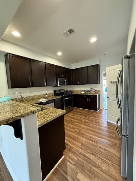 Building Photo - 1460 Mockingbird Ct