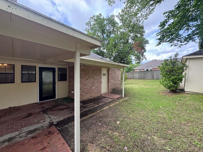 Building Photo - Beautiful home with over 2k square feet!