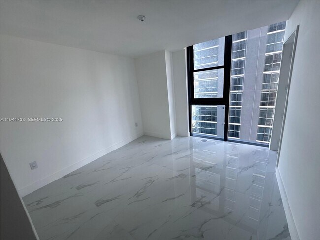 Building Photo - 700 NE 24th St