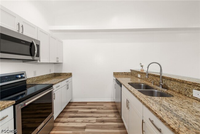 Building Photo - 3520 SW 17th Ave