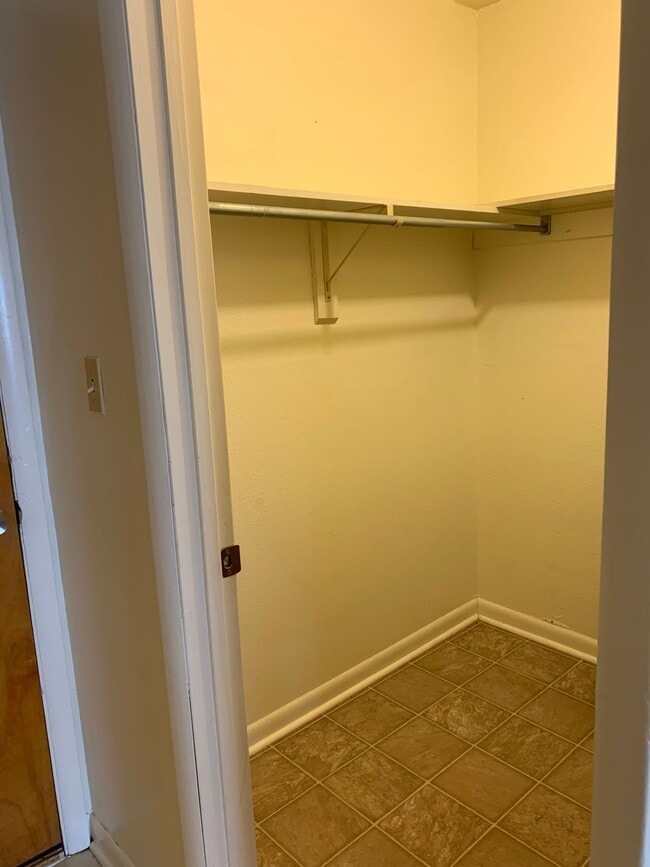 Building Photo - Spacious 2 bedroom 1 bath