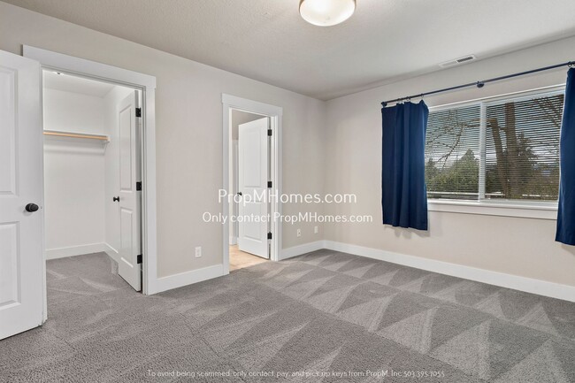 Building Photo - Terrific Milwaukie Three Bedroom Townhome - Close to Providence!