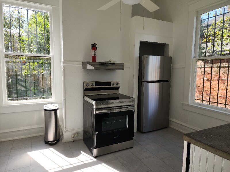 Building Photo - 106 S Bayou St