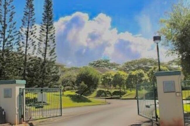 Building Photo - Highly Desirable 3 bedroom Town house in H...
